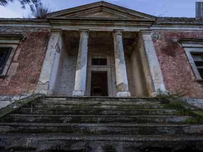 Una larga scalinata porta infatti a un patio dominato da due alte colonne bianche che sorreggono il timpano superiore: un insieme di elementi che regalano al fabbricato l�aspetto di un vero e proprio tempio